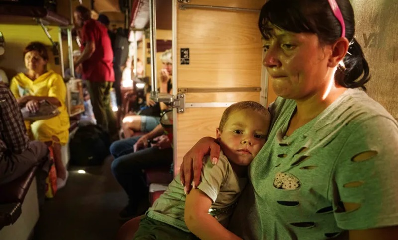 Rusia Mengamuk, Seluruh Penduduk Ukraina Diperintahkan Tinggalkan Kota Pokrovsk Seorang ibu dan anak berpelukan saat mereka dievakuasi dari Pokrovsk dengan kereta api di wilayah Donetsk, Ukraina (Evgeniy Maloletka/AP Photo)